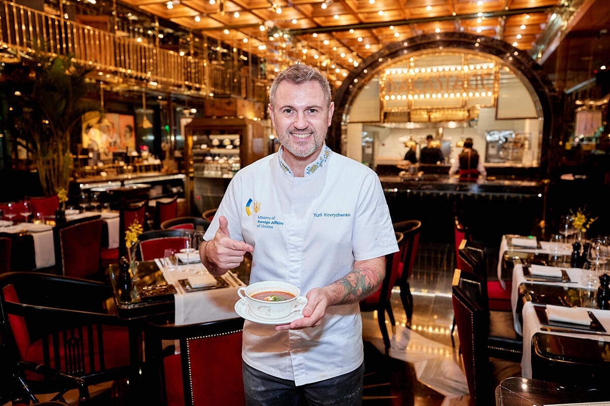 Đầu bếp Yurii chuẩn bị những món ăn hấp dẫn nhất phục vụ thực khách tại tại Capella Hanoi.