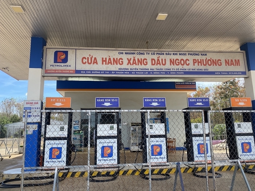 Tái hiện cảnh cửa hàng xăng dầu đóng cửa trong dịp Tết Nguyên đán vừa qua.