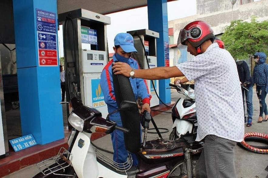 Các doanh nghiệp bán lẻ nêu ra nhiều bất cập khi thực hiện các quy định về kinh doanh xăng dầu.