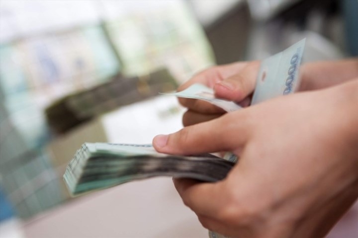 Pháp luật cho phép bên cho vay có thể tự mình đòi nợ, hoặc ủy quyền cho bên thứ ba.