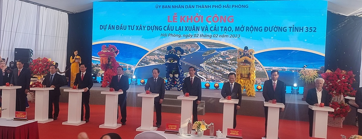 Các đại biểu nhấn nút khởi công xây dựng cầu Lại Xuân