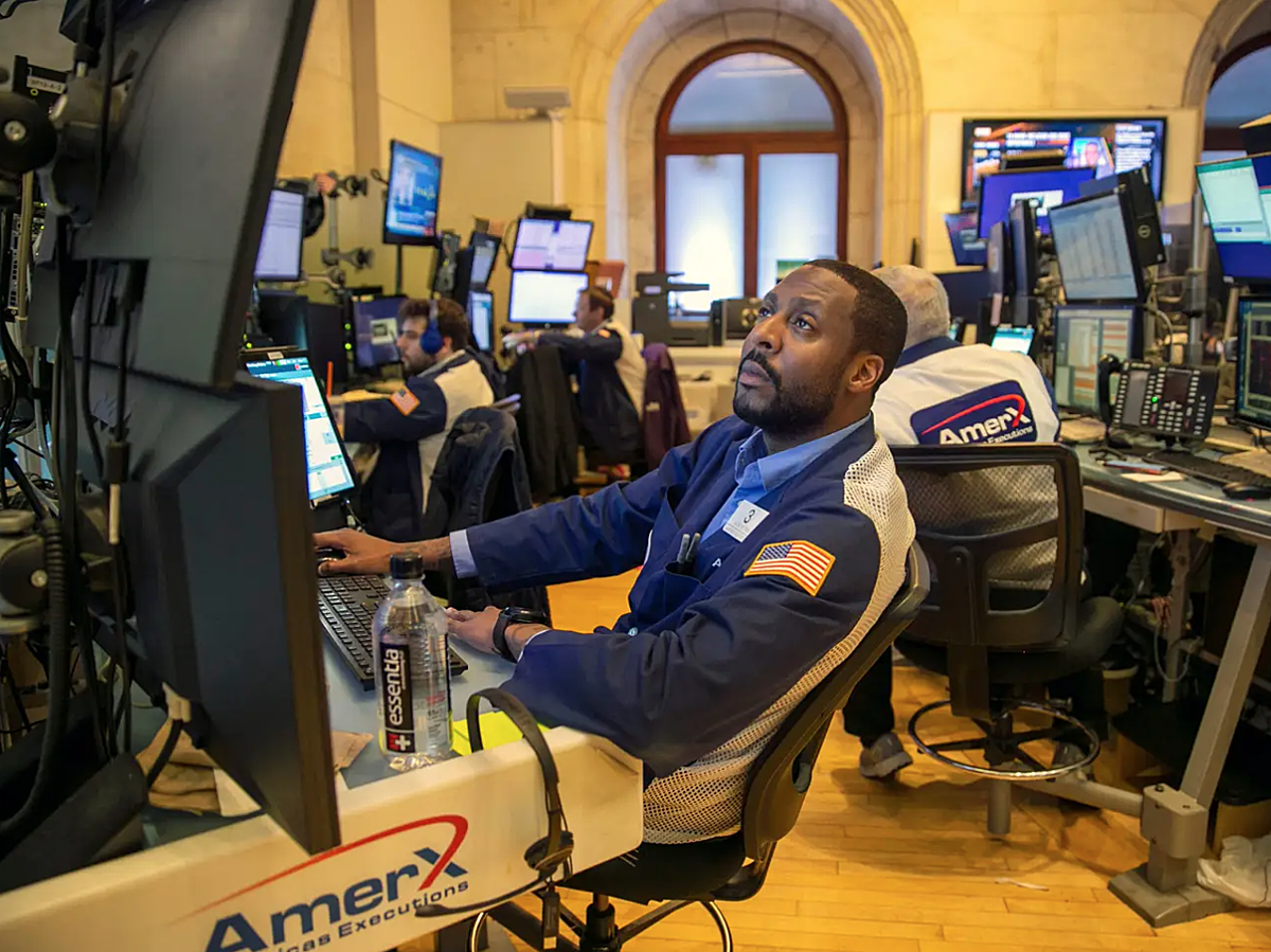 Một nhân viên môi giới chứng khoán làm việc trên sàn giao dịch chứng khoán New York.