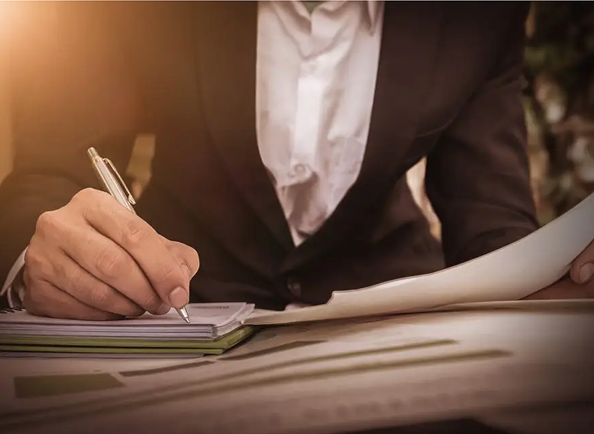 Các chuyên gia cho biết AI có thể sao chép một số công việc mà các trợ lý luật sư và trợ lý pháp lý làm, mặc dù chúng không thể thay thế hoàn toàn.