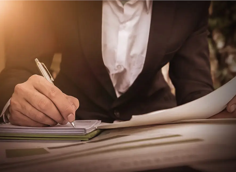 Các chuyên gia cho biết AI có thể sao chép một số công việc mà các trợ lý luật sư và trợ lý pháp lý làm, mặc dù chúng không thể thay thế hoàn toàn.