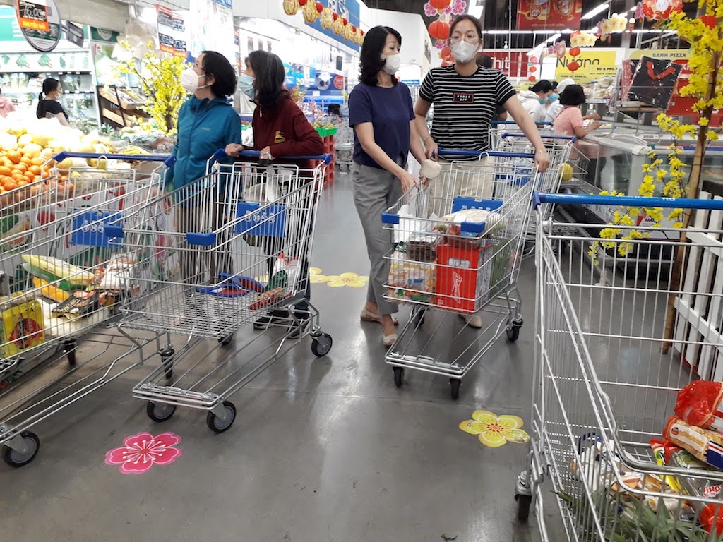 Mối lo của người tiêu dùng sau Tết Nguyên đán là vật giá đều tăng, trong khi đồng lương của người lao động lại không tăng so với số tiền phải chi trả hằng tháng.