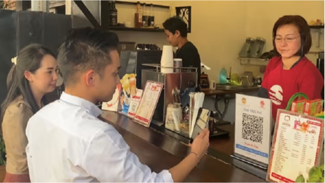 Thử nghiệm tiền kỹ thuật số của ngân hàng trung ương Lào sẽ liên quan đến việc người tiêu dùng sử dụng loại tiền này để thanh toán khi mua hàng tại các cửa hàng. (Ảnh Nikkei)