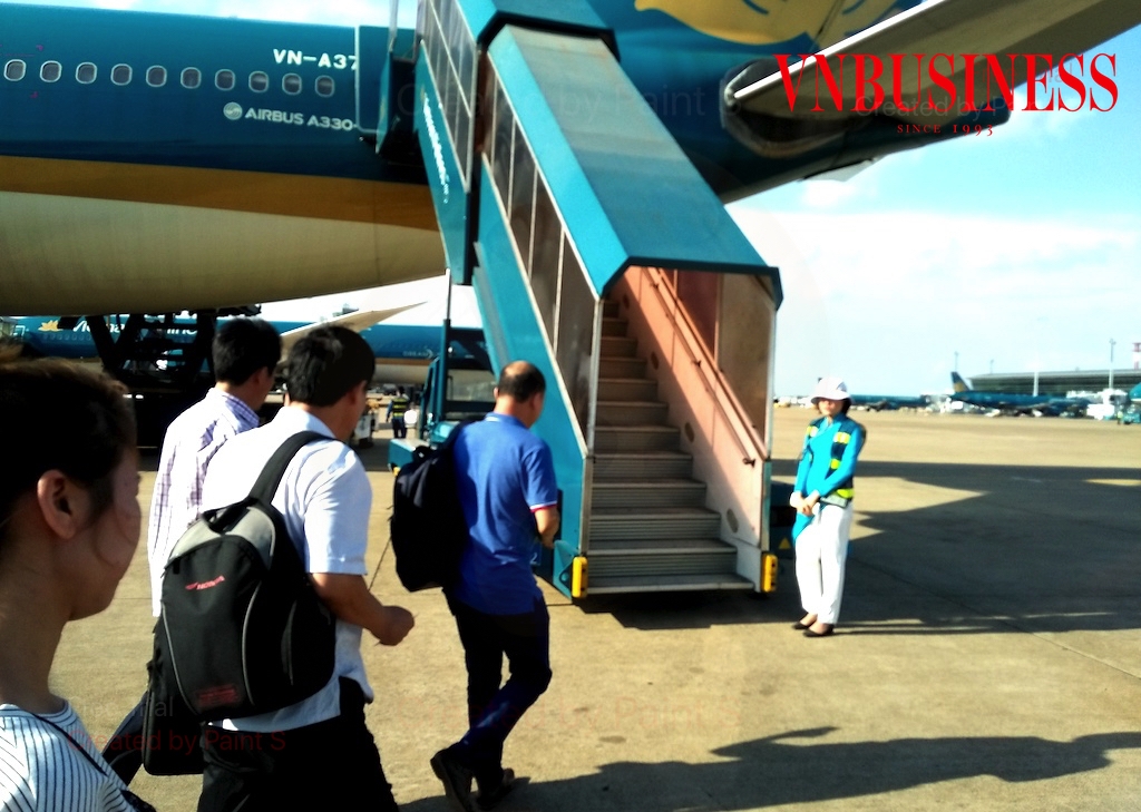 Trong khi một số hãng hàng không nội địa thua lỗ thì các khách hàng phải chịu thiệt thòi với giá vé máy bay “cắt cổ”.