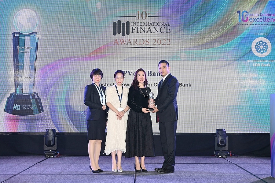 Bà Nguyễn Thanh Huyền – Giám đốc Ban MarCom PVcomBank nhận hai giải thưởng từ IFM trong lễ trao giải tại Bangkok.