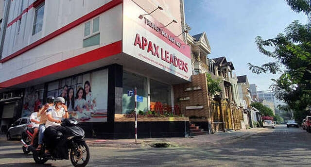 Việc chậm trễ nộp BCTC của Apax Holdings có thể là do những khủng hoảng từ những thông tin tiêu cực về tình hình hoạt động của các Trung tâm Anh ngữ Apax Leaders trong năm 2022. (Ảnh: Int)