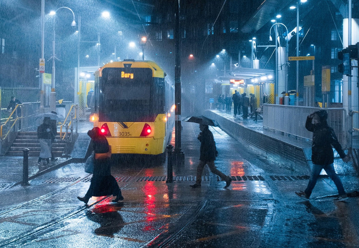 Nhiếp ảnh gia du lịch trẻ tuổi của năm: Cal Cole, Vương quốc Anh (18 tuổi) Địa điểm: Manchester, Vương quốc Anh Chú thích: Một nhà ga Metrolink trong cơn bão mùa đông. Các tông màu lạnh kết hợp với khoảng cách giữa mỗi đối tượng khiến tác giả cảm thấy gần như lạc lõng khi chụp. Thông số kỹ thuật: Nikon D3200, ống kính 18-135mm, F4, 1/80s, ISO 3200