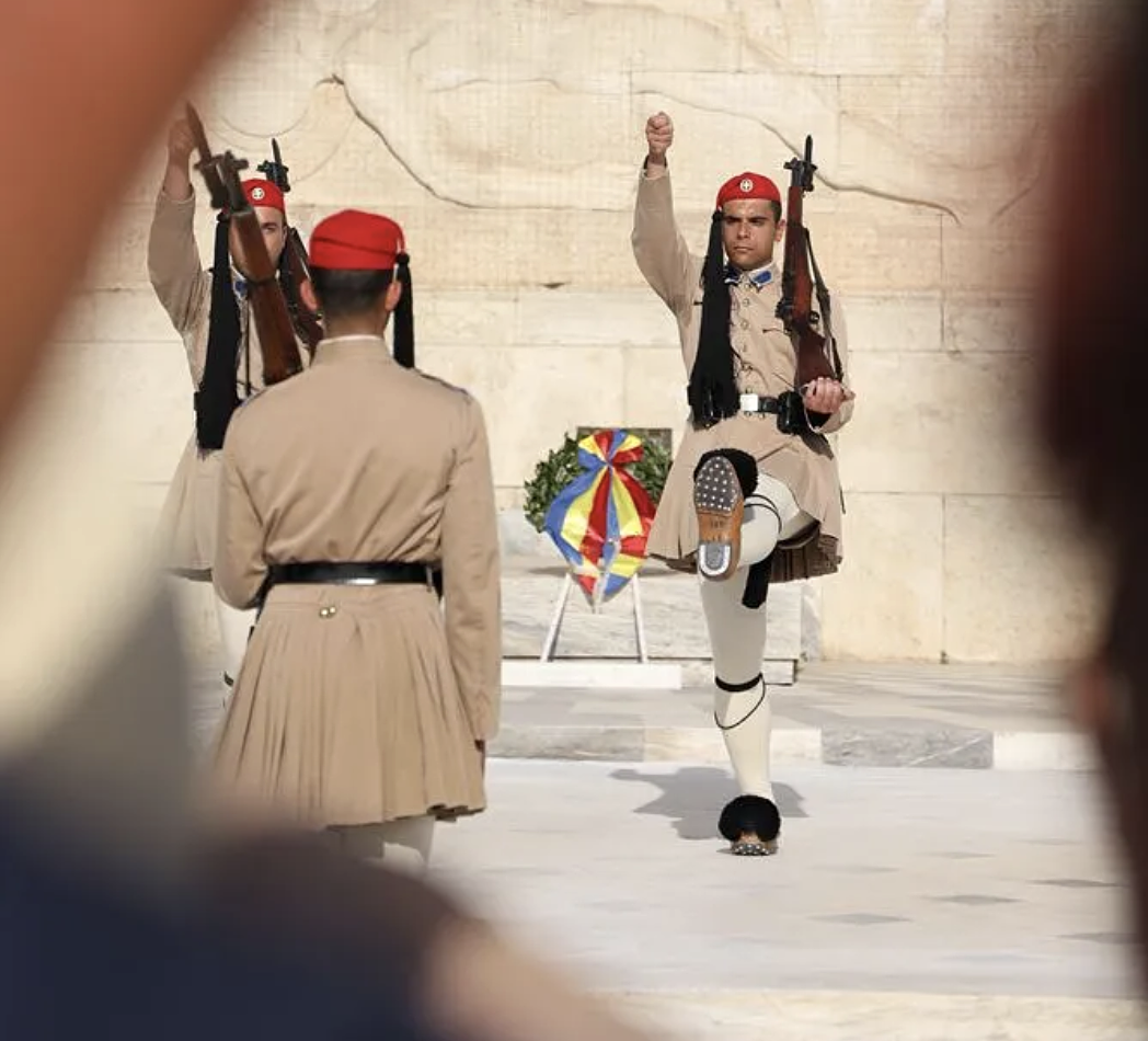 TPOTY trẻ (15-18 tuổi): Isabella Smith, Hoa Kỳ (18 tuổi) Địa điểm: Athens, Hy Lạp Chú thích: Một trong những người lính Evzones bắt đầu ca làm việc của mình trước Ngôi mộ Chiến sĩ Vô danh ở Hy Lạp. Đối với hình ảnh cụ thể này, tác giả muốn ghi lại tính ẩn danh và tính đồng nhất mà tất cả các Evzone đều có. Thông số kỹ thuật: Canon EOS R6, ống kính 150-600mm, F5.6, 1/640s, ISO 100