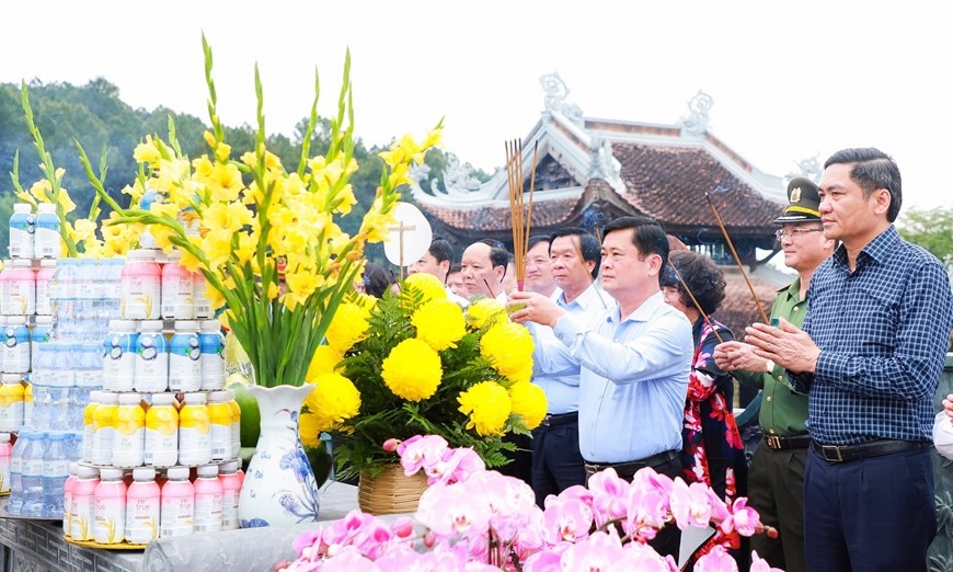 Các đại biểu dâng hương tại Đền Chung Sơn, tưởng nhớ công lao của Chủ tịch Hồ Chí Minh vĩ đại.