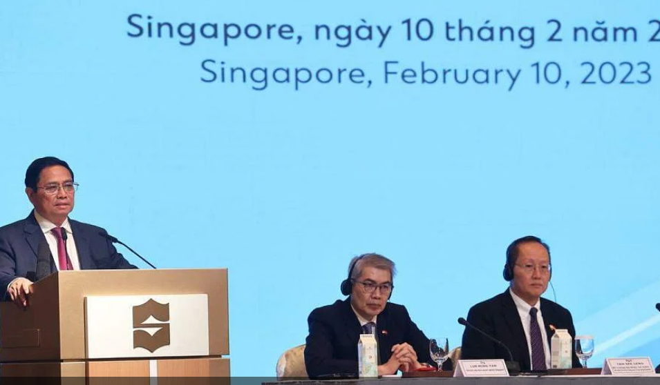 Từ trái qua: Thủ tướng Việt Nam Phạm Minh Chính phát biểu tại Diễn đàn Doanh nghiệp Việt Nam Singapore; Lim Ming Yan, Chủ tịch Liên đoàn Doanh nghiệp Singapore và Tan See Leng, Bộ trưởng thứ hai Bộ Công thương Singapore.