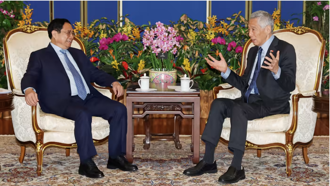 Thủ tướng Phạm Minh Chính gặp Thủ tướng Singapore Lý Hiển Long (phải) tại dinh tổng thống Istana ở Singapore vào ngày 9 tháng 2.