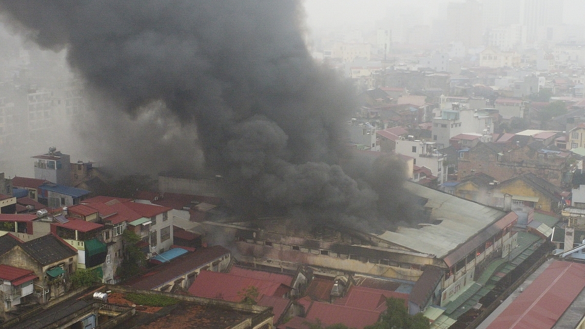 Ban đầu lửa cháy nhỏ xuất hiện ở khu sạp vải, sau khoảng 20 phút, lửa bắt đầu bùng to và lan nhanh sang các sạp khác