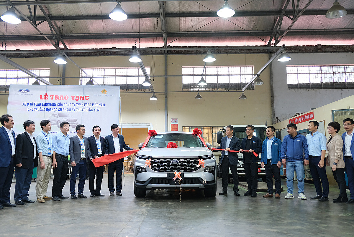 Ông Trần Tiến Đức Giám đốc Nhà máy Ford Hải Dương trao tặng xe Territory tại Trường Sư phạm Kỹ thuật Hưng Yên.