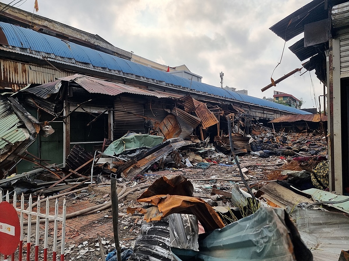 Hàng hóa chỉ còn lại là bãi phế liệu.