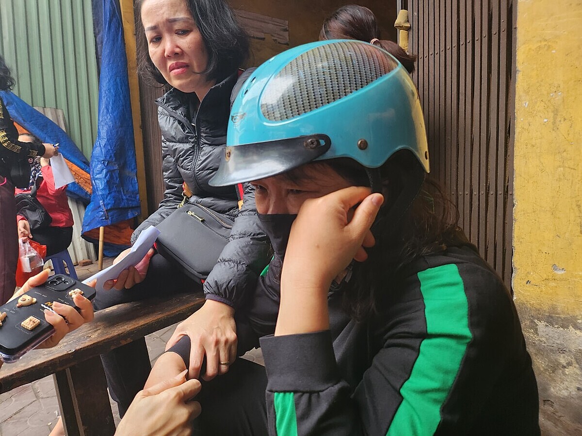 Các tiểu thương chỉ còn biết ngồi khóc.