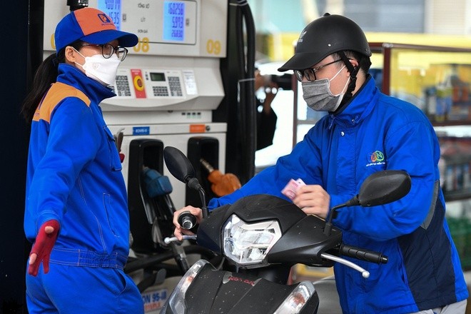 Giá xăng dầu giảm nhẹ trong kỳ điều hành ngày 13/2.