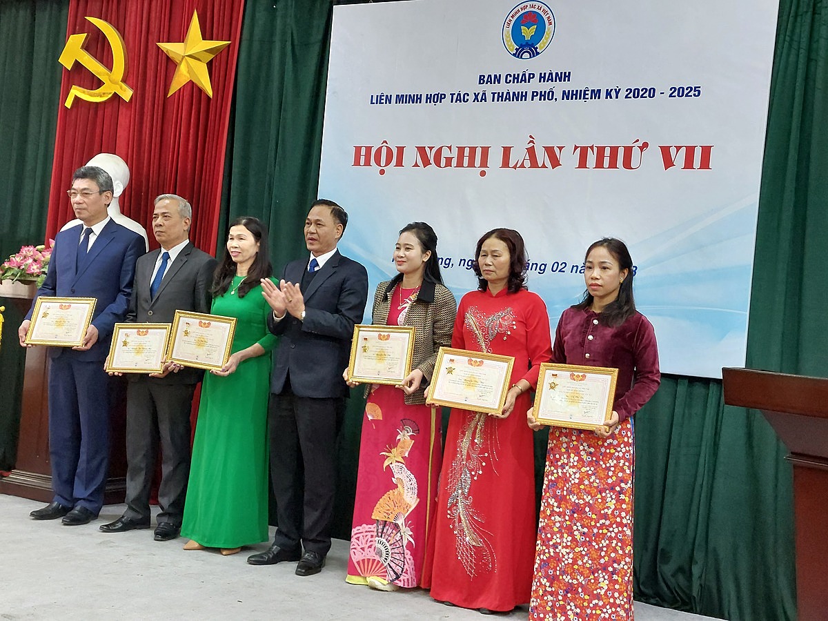 Các cá nhân được nhận Kỷ niệm chương.