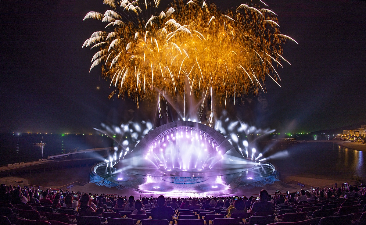 Show diễn Kiss The Stars bắn pháo hoa vào dịp Tết Nguyên đán 2023.