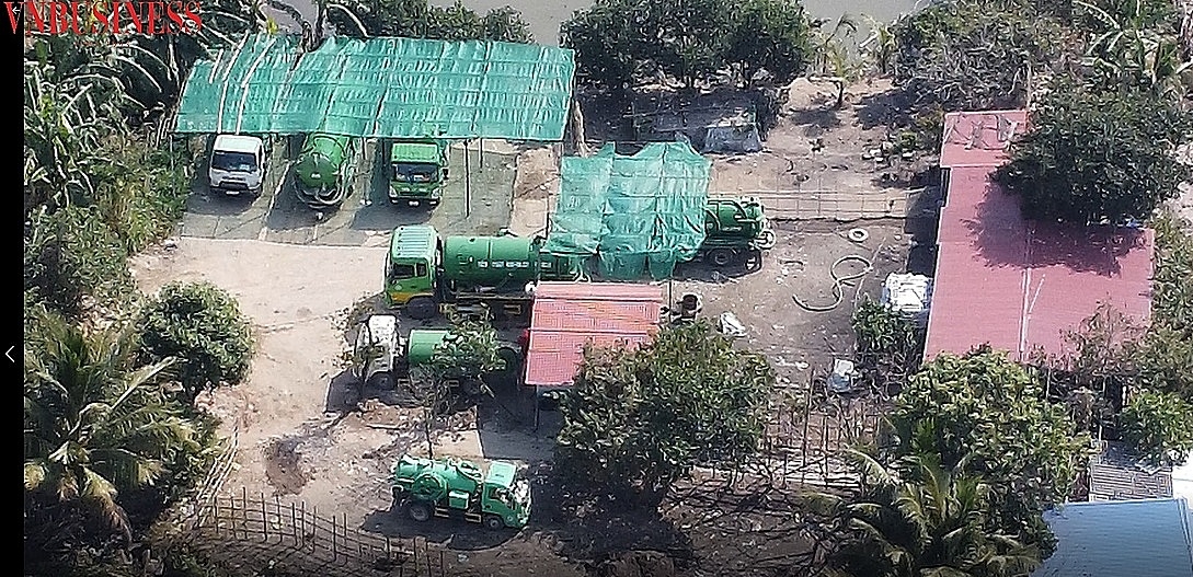 Dàn xe hút bể phốt tập trung tại khu đất bãi bồi ven sông thôn Đào Yêu xã Hồng Thái.