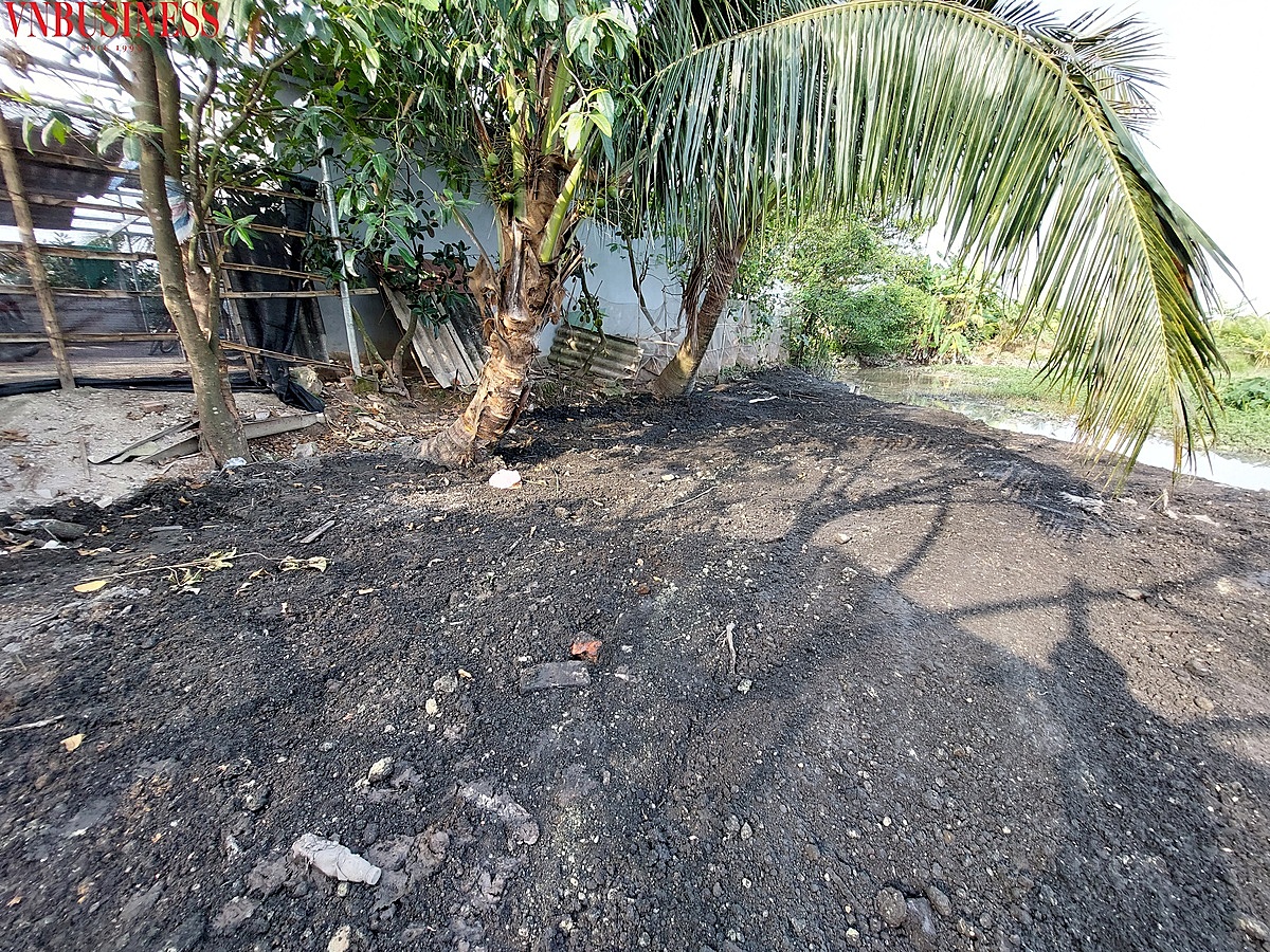 Hiện trường khu vực bờ sông - nơi sình lầy đầy chất thải bể phốt trước đó thì nay đã được cào đất lấp phẳng, có dấu hiệu xóa dấu vết vi phạm khi chưa xử lý.