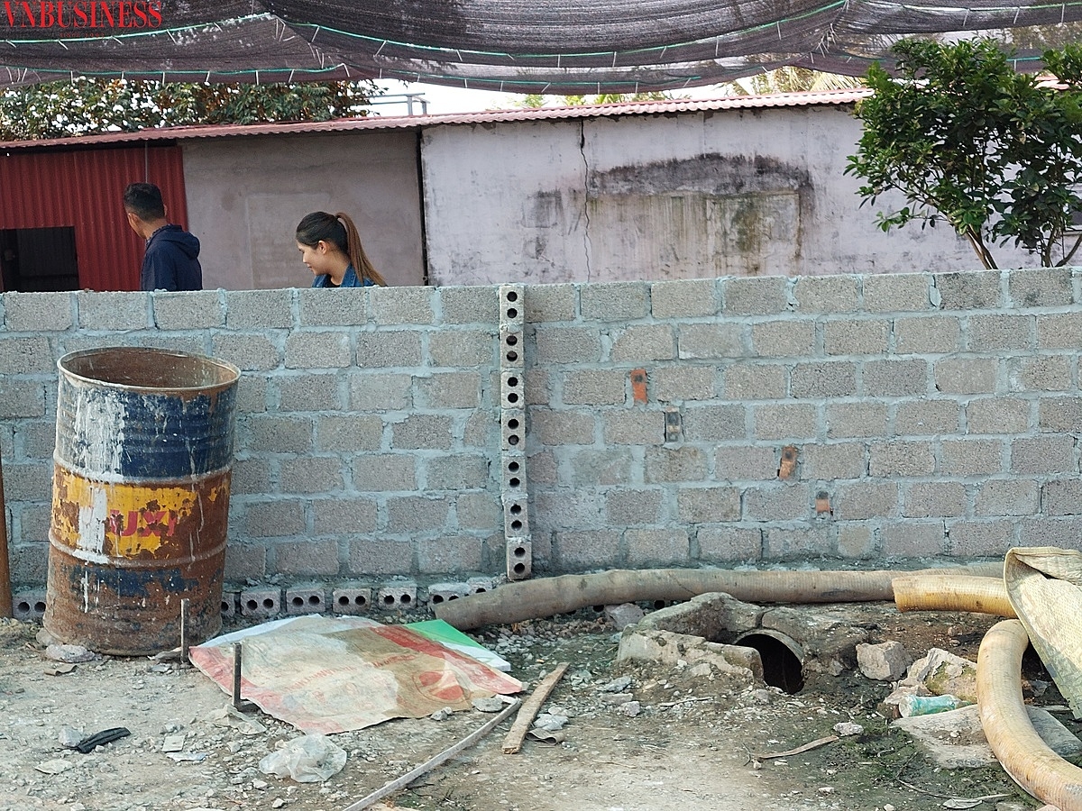 Vị trí miệng cống ngầm dẫn chất thải.