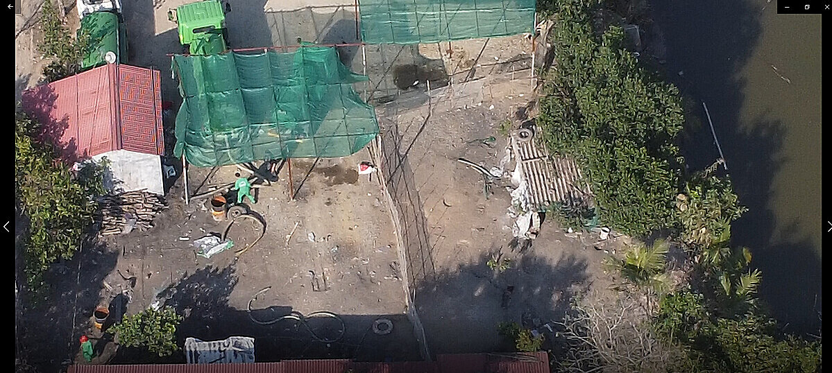 Sau khi xe hút bể phốt về tới điểm tập kết được cắm vòi xả vào hệ thống cống ngầm đặt sẵn ở dưới.