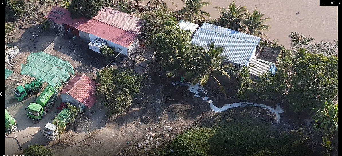 Theo người dân, khúc sông này từ ngày có đoàn xe chuyên dùng chở chất thải bồn cầu này về tập kết và xả thải thì có mùi hôi thối quanh năm.