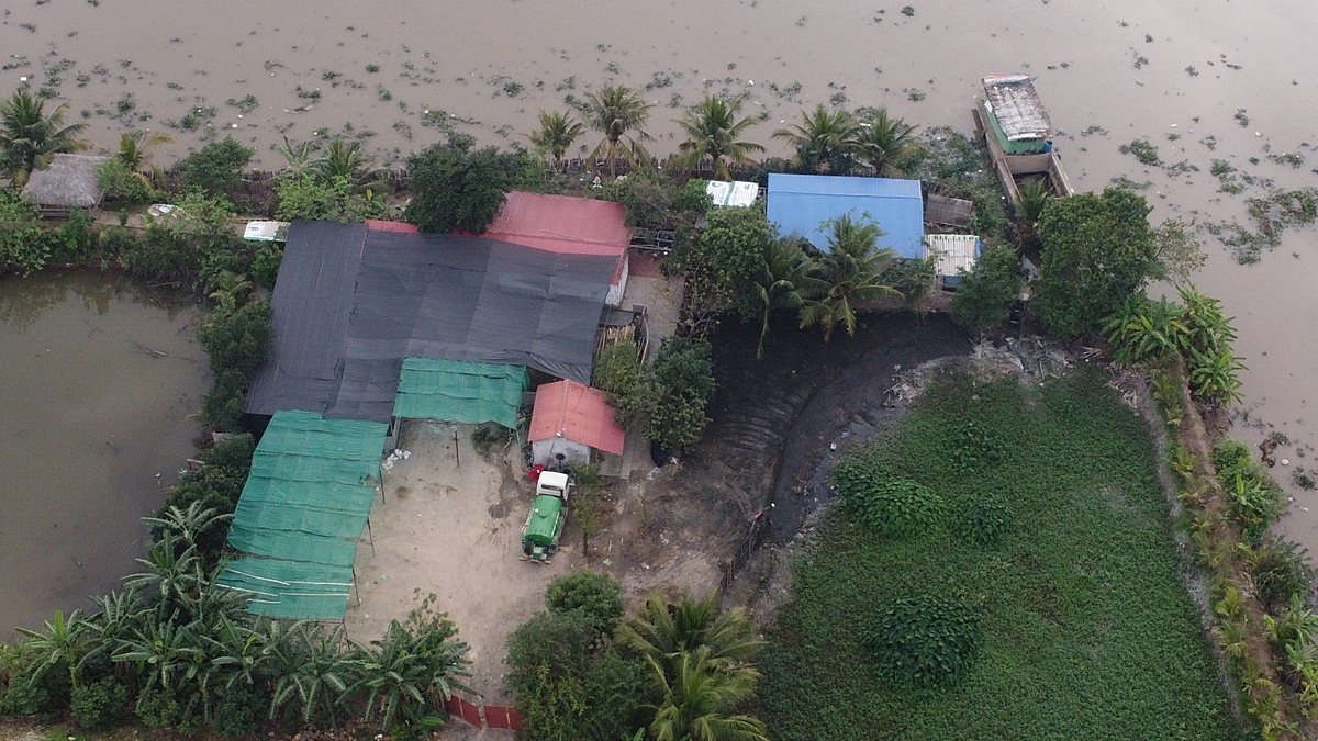 Khu vực này hiện nay đã được che chắn rất kỹ nhưng vẫn còn xe tập kết và vẫn có dấu hiệu xả thải trộm vì miệng cống luồn hệ thống thải vẫn còn.