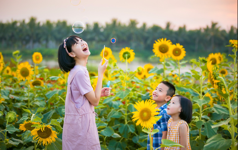 Trẻ em có không gia để nô đùa, vui chơi.