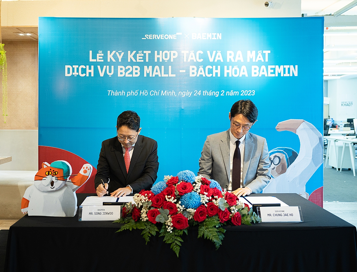 CEO của BAEMIN và SERVEONE Việt Nam ký kết thỏa thuận hợp tác.