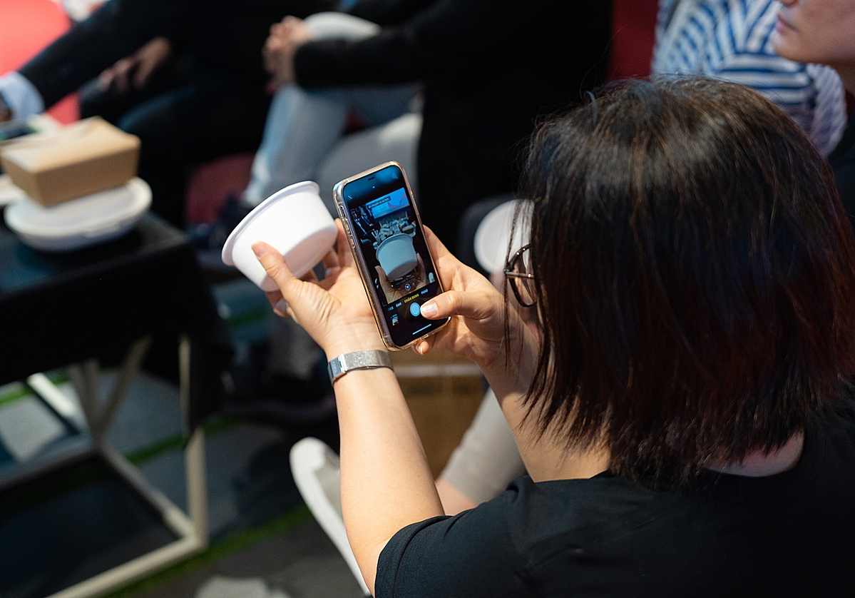 Khách hàng trải nghiệm sản phẩm tại lễ ký kết.