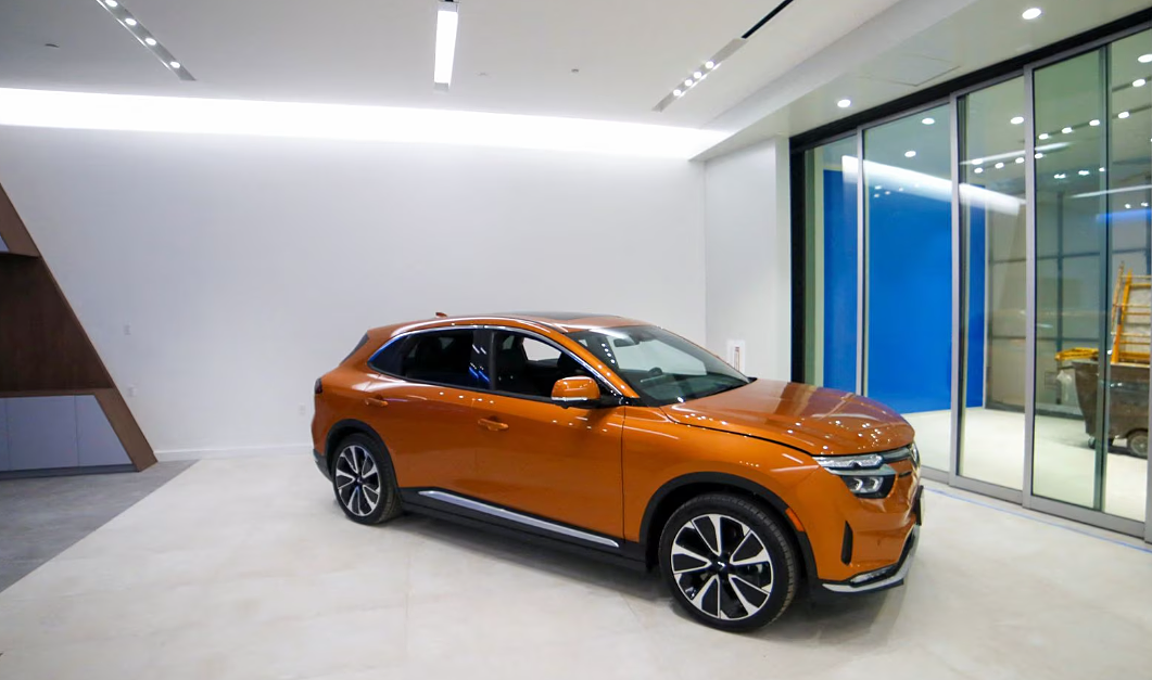 Mẫu SUV VF8 chạy điện của VinFast được trưng bày tại cửa hàng.