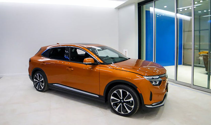 VF8 có vẻ ngoài ấn tượng và cá tính.