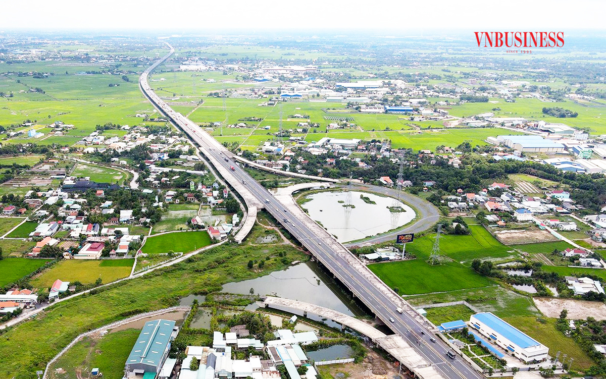 Giá đất nền khu vực vùng ven TP.HCM đang chịu áp lực giảm giá mạnh, mở ra cơ hội cho nhà đầu tư (Ảnh minh họa: HN).