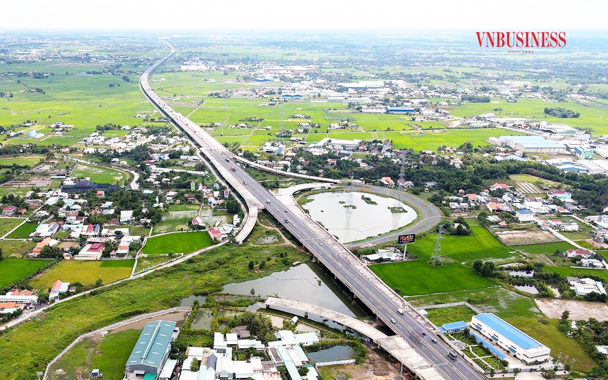 Giá đất nền khu vực vùng ven TP.HCM đang chịu áp lực giảm giá mạnh, mở ra cơ hội cho nhà đầu tư (Ảnh minh họa: HN).