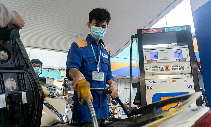 Doanh nghiệp bán lẻ xăng dầu kiến nghị quy định chi phí lưu thông và lợi nhuận định mức cho doanh nghiệp bán lẻ không dưới 5-6%/giá bán lẻ tùy theo thời điểm.