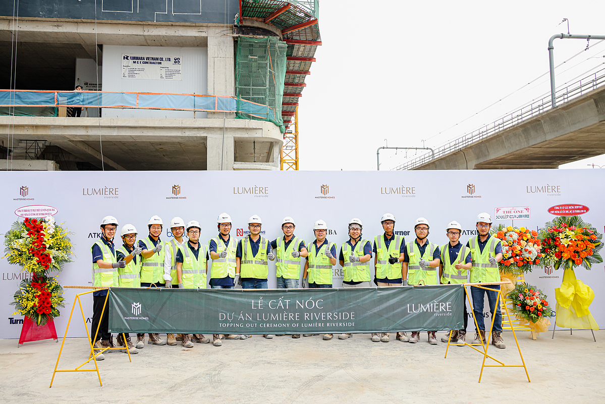Cùng với Masterise Homes, các đối tác thi công luôn đảm bảo tiến độ và công tác an toàn tại công trình dự án, đến nay LUMIÈRE riverside đã chính thức hoàn tất toàn bộ phần xây thô.