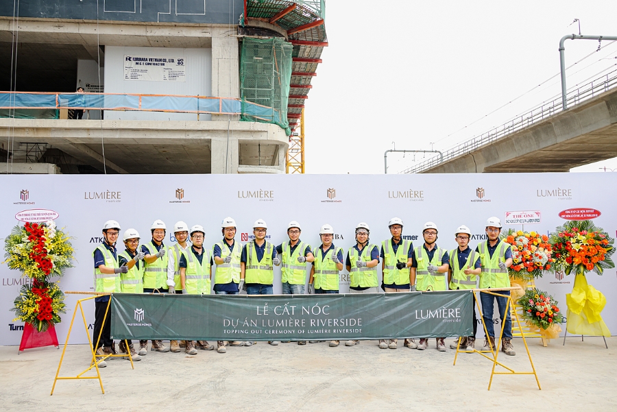 Cùng với Masterise Homes, các đối tác thi công luôn đảm bảo tiến độ và công tác an toàn tại công trình dự án, đến nay LUMIÈRE riverside đã chính thức hoàn tất toàn bộ phần xây thô.