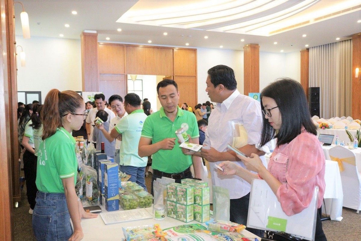 Bộ phận thu mua của Central Retail trao đổi thông tin về quy trình đưa hàng vào siêu thị đối với các nhà cung cấp tiềm năng với sản phẩm nho, mủ trôm của tỉnh Ninh Thuận.