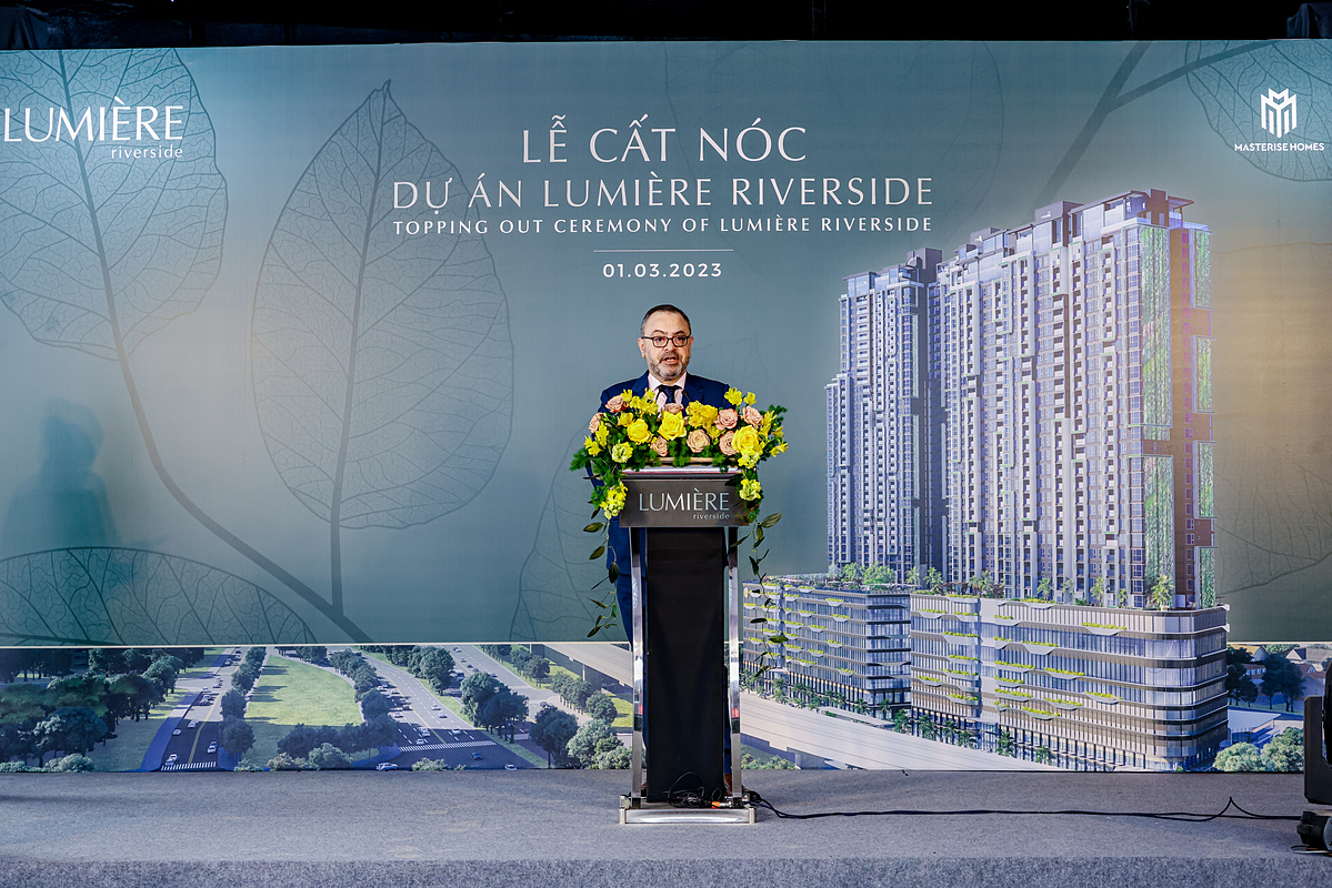 Ông Mahdi Samhouri - Phó Giám đốc Khối Phát triển dự án kiêm Phó Giám đốc Khối Thiết kế Masterise Homes phát biểu chào mừng tại lễ cất nóc.