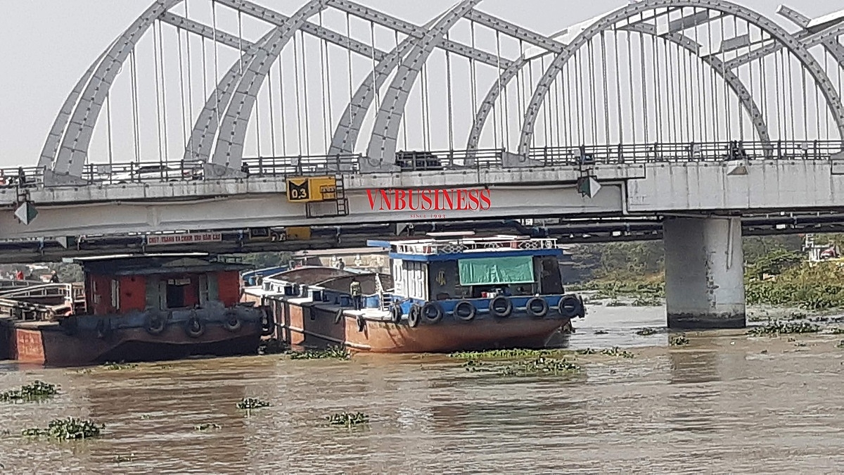 Các phương tiện vận tải đường thủy khi lưu thông qua sông Tam Bạc do ảnh hưởng tĩnh không của cầu Quay nên lúc nước lên cao thường không qua được cầu.