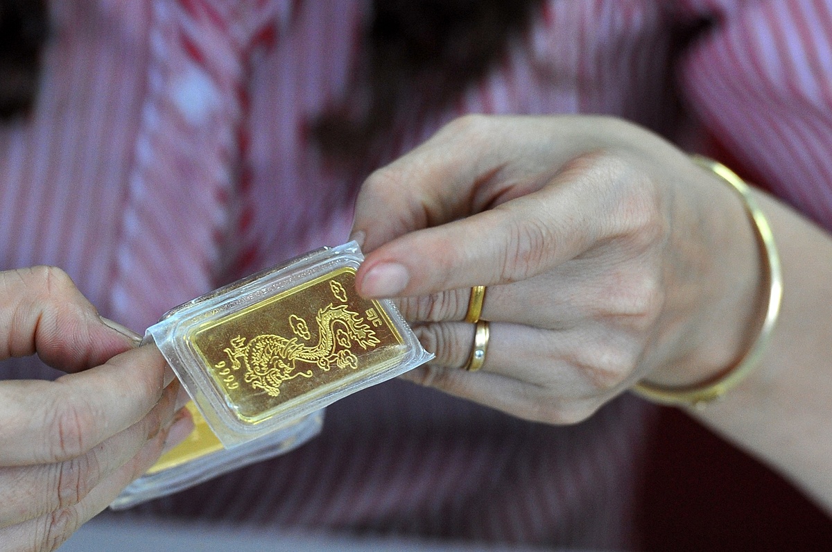 Giá vàng thế giới tương đương gần 53,4 triệu đồng/lượng, chênh lệch với giá vàng trong nước trên 13 triệu đồng/lượng.