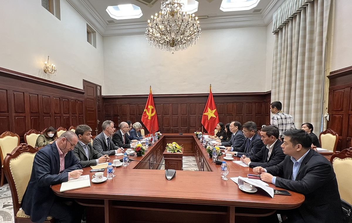 Toàn cảnh buổi làm việc với Đại sứ đặc mệnh toàn quyền Canada tại Việt Nam.