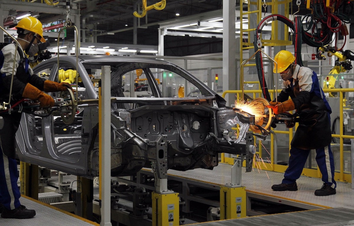 Doanh nghiệp ôtô đề xuất Chính phủ giảm 50% lệ phí trước bạ đối với ô tô sản xuất, lắp ráp trong nước.