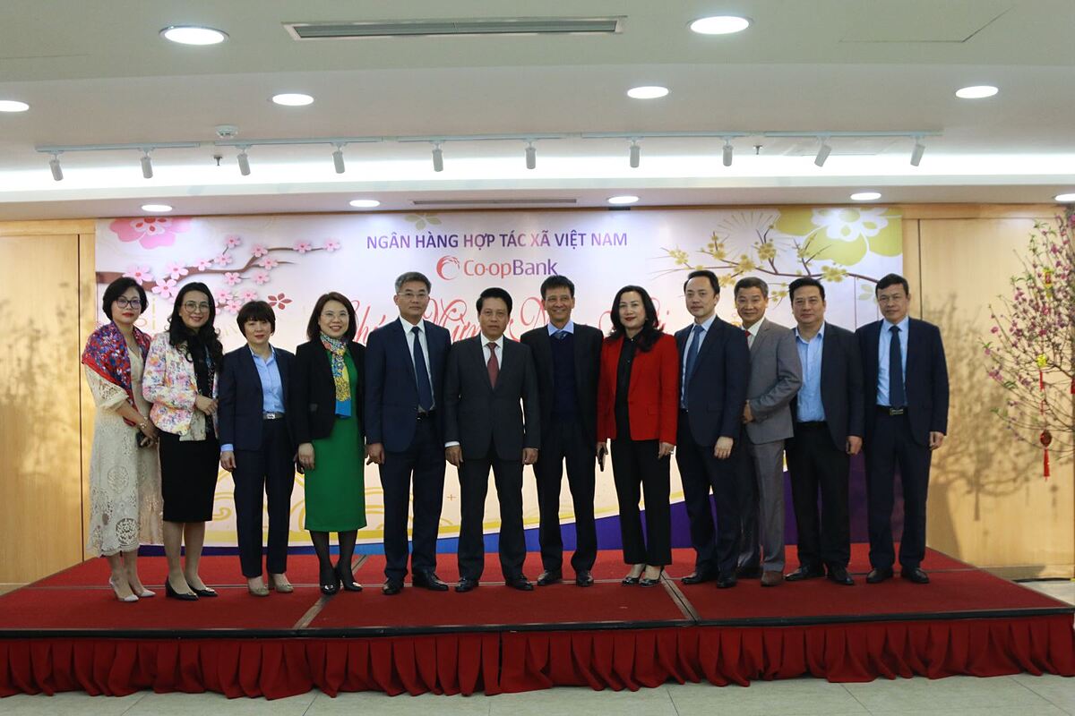 Phó Thống đốc NHNN Phạm Tiến Dũng chụp ảnh lưu niệm cùng Ban lãnh đạo Co-opBank.