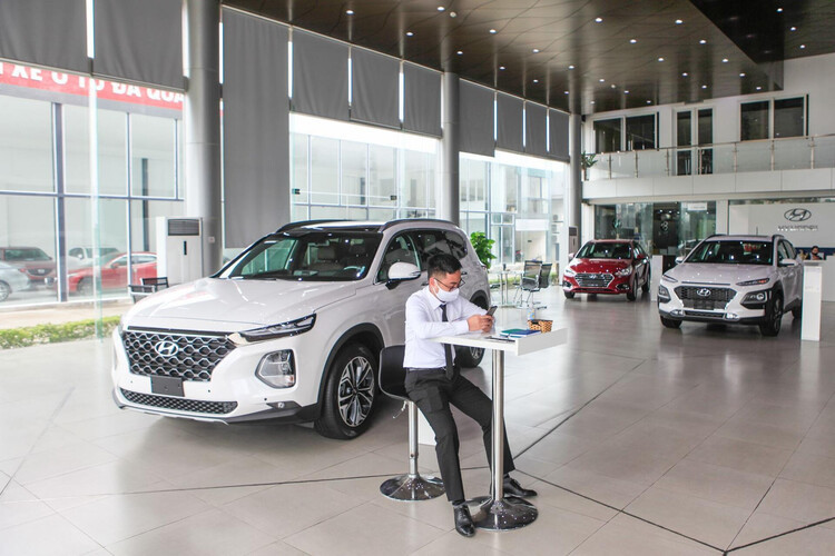 Doanh số bán ô tô giảm mạnh, doanh nghiệp xin Chính phủ giảm 50% lệ phí trước bạ.