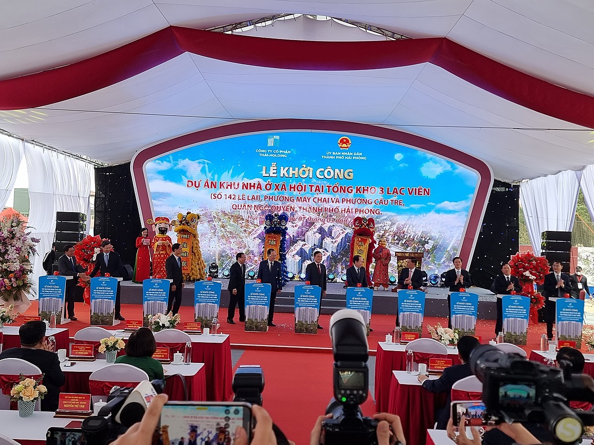 Bấm nút khởi công dự án.